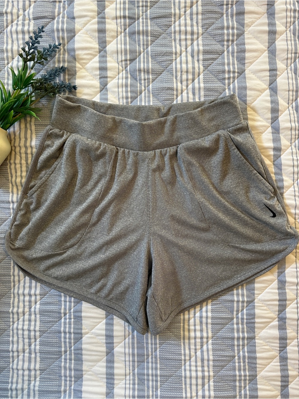 Nike Dri-FIT Gray Athletic Running Shorts Women’s Medium Pockets